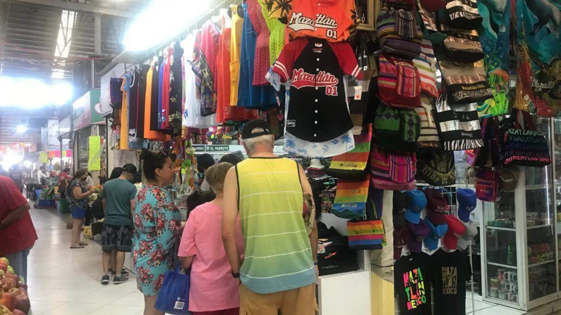 Comerciantes de artesanías se preparan para el verano en Mazatlán